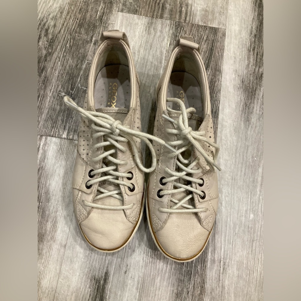 GEOX sneakers size 38. Patent leather.